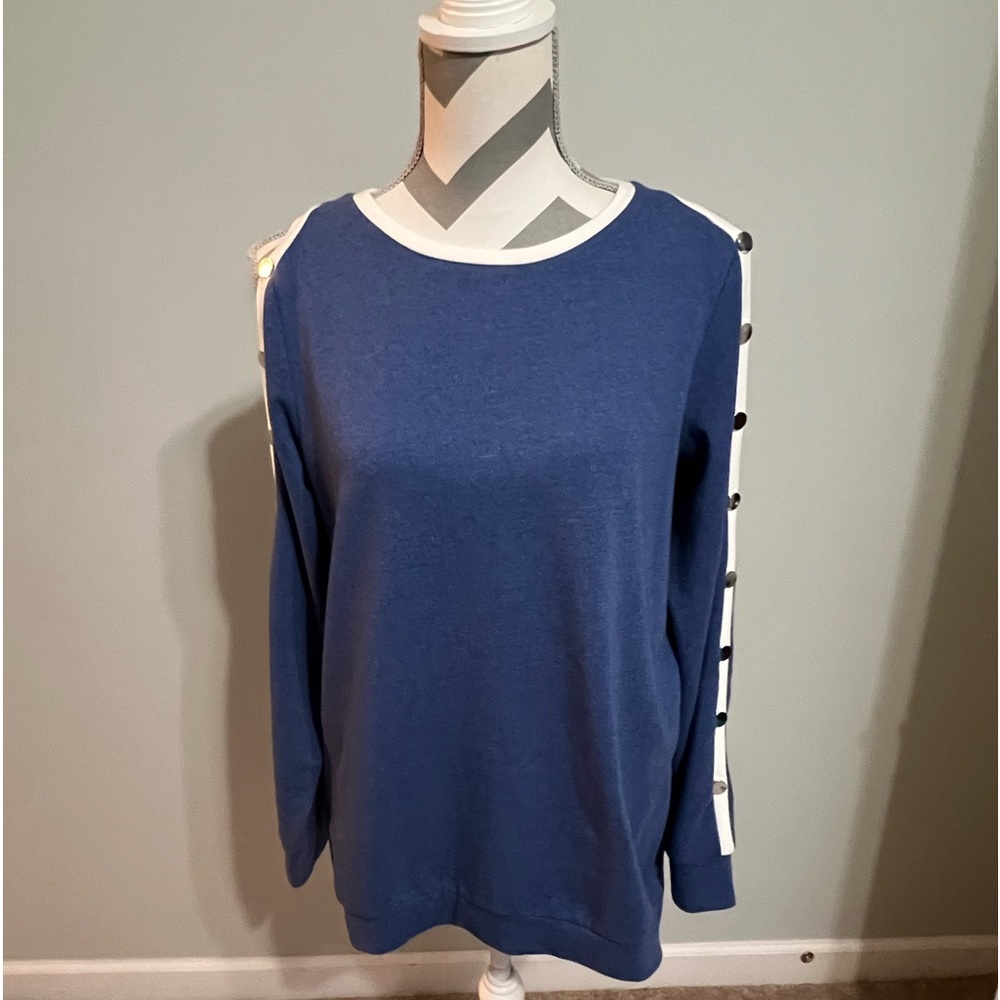 Lysse Brand Size-Small Tunic Style Top w/Snaps‎ Down length of Arm / Open Sho